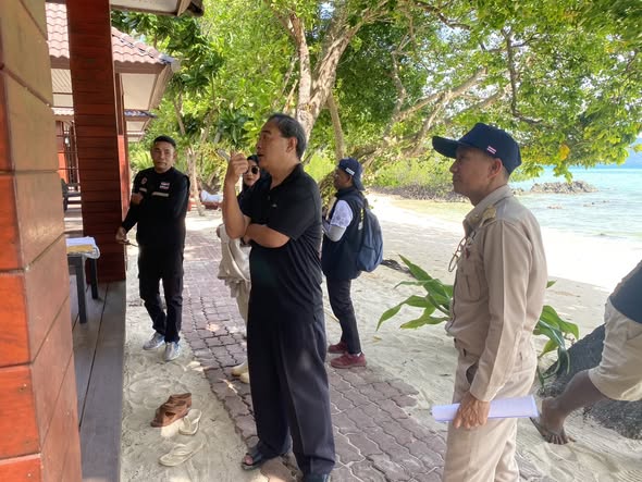 เจ้าหน้าที่องค์การบริหารส่วนตำบลเกาะลิบง ตรวจสอบรีสอร์ท "มะลิ" ตามมาตราฐานการให้บริการโรงแรม รีสอร์ท เพื่อรับบริการนักท่องเที่ยว