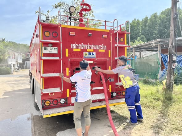 งานป้องกันและบรรเทาสาธารณภัยนำรถบรรทุกน้ำจ่ายน้ำเข้าหอถังประปาหมู่บ้าน เพื่อบรรเทาความเดือนร้อนให้แก่ประชาชนในหมู่ที่บ้าน