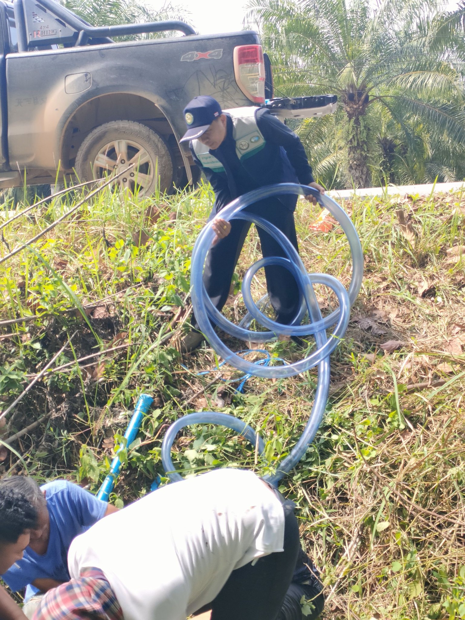 ลงพื้นที่กำหนดจุดและติดตั้งสายเติมน้ำรถบรรทุกน้ำ เพื่อนำส่งให้ประชาชนที่เดือนร้อนเรื่องน้ำในพื้นที่บ้านมดตะนอย หมู่ที่ 3 ตำบลเกาะลิบง อำเภอกันตัง จังหวัดตรัง